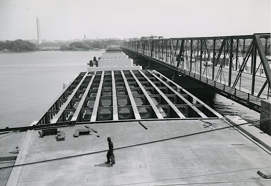 the George Mason Memorial Bridge, serving southbound traffic, was built upstream of the 1906 Highway Bridge and opened in 1962