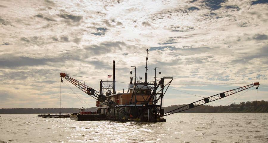 the US Army Corps of Engineers maintains a 25-foot deep, 300-foot wide channel through Dutch Gap today