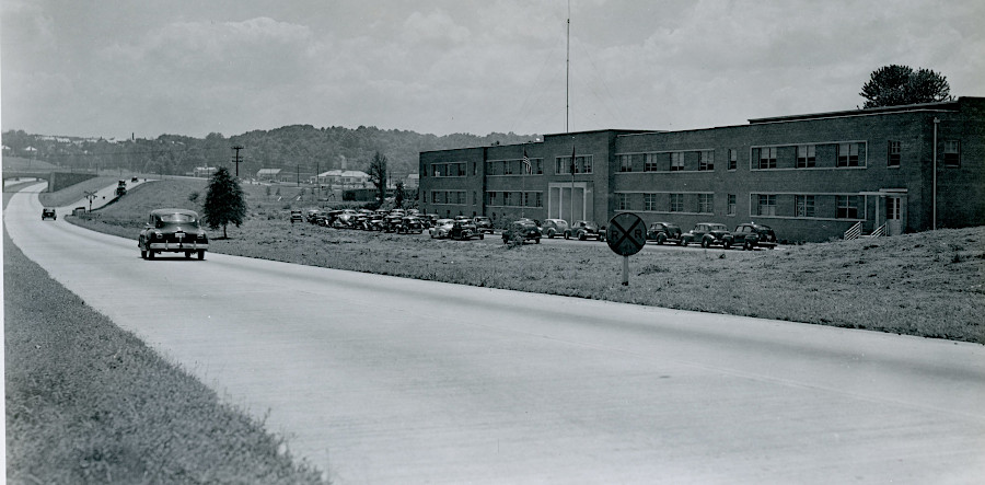Shirley Highway at gas plant in Rosslyn, 1947